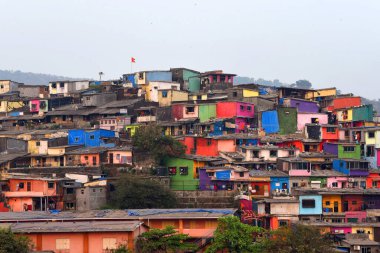 Mumbai, Hindistan / 23 Şubat 2018: Asalpha metro istasyonuna bir Mumbai metro treni geliyor..