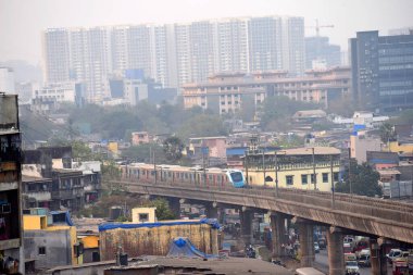 Mumbai, Hindistan / 23 Şubat 2018: Asalpha metro istasyonuna bir Mumbai metro treni geliyor..