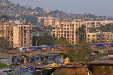 Mumbai, Hindistan / 23 Şubat 2018: Asalpha metro istasyonuna bir Mumbai metro treni geliyor..