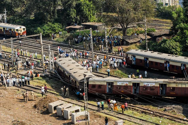 Mumbai, Maharashtra, Hindistan - 23 Aralık 2007: Bombay şehir merkezindeki Kurla ve Vidyavihar istasyonları arasında raydan çıkan Titwala treninin beş vagonu. 