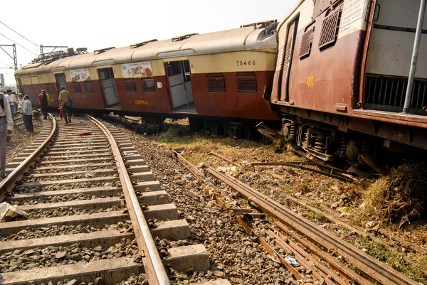 Mumbai, Maharashtra, Hindistan - 23 Aralık 2007: Bombay şehir merkezindeki Kurla ve Vidyavihar istasyonları arasında raydan çıkan Titwala treninin beş vagonu. 