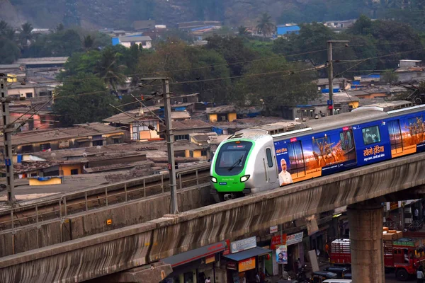Mumbai, Hindistan / 23 Şubat 2018: Asalpha metro istasyonuna bir Mumbai metro treni geliyor..
