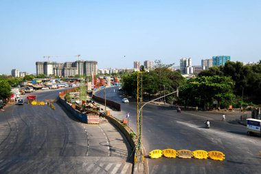 Mumbai / Hindistan - 3 Nisan 2020: Ghatkopar-Mankhurd Link Yolu (GMLR), hükümetin, Corona virüsü COVID-19 'un yayılmasını engellemek için trafiğe kısıtlamalar getirmesi üzerine terk edilmiş bir görünüm takınıyor.