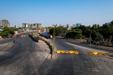 Mumbai / Hindistan - 3 Nisan 2020: Ghatkopar-Mankhurd Link Yolu (GMLR), hükümetin, Corona virüsü COVID-19 'un yayılmasını engellemek için trafiğe kısıtlamalar getirmesi üzerine terk edilmiş bir görünüm takınıyor.