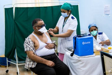 Mumbai, Maharashtra, Hindistan - 20 Ocak 2021: Rajawadi Hastanesi 'ndeki Serum Enstitüsü (SII) tarafından üretilen COVID-19 Covishield aşısı bir acil sağlık çalışanına verildi