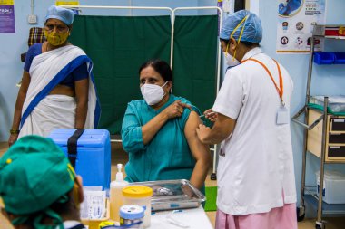 Mumbai, Maharashtra, Hindistan - 20 Ocak 2021: Rajawadi Hastanesi 'ndeki Serum Enstitüsü (SII) tarafından üretilen COVID-19 Covishield aşısı bir acil sağlık çalışanına verildi