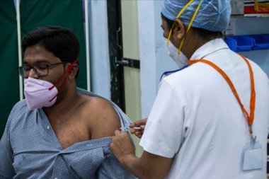Mumbai, Maharashtra, Hindistan - 20 Ocak 2021: Rajawadi Hastanesi 'ndeki Serum Enstitüsü (SII) tarafından üretilen COVID-19 Covishield aşısı bir acil sağlık çalışanına verildi