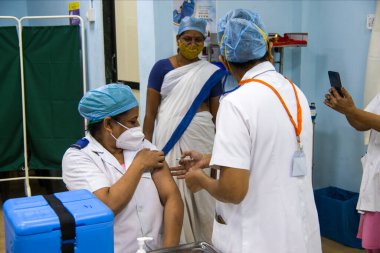 Mumbai, Maharashtra, Hindistan - 20 Ocak 2021: Rajawadi Hastanesi 'ndeki Serum Enstitüsü (SII) tarafından üretilen COVID-19 Covishield aşısı bir acil sağlık çalışanına verildi