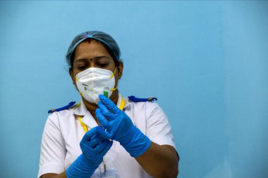 Mumbai, Maharashtra, Hindistan - 20 Ocak 2021: Rajawadi Hastanesi 'ndeki Serum Enstitüsü (SII) tarafından üretilen COVID-19 Covishield aşısı bir acil sağlık çalışanına verildi