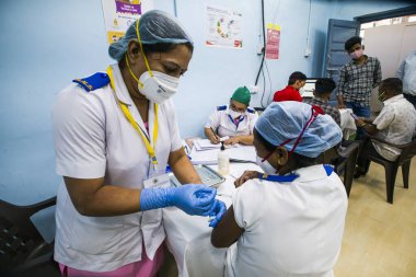 Mumbai, Maharashtra, Hindistan - 20 Ocak 2021: Rajawadi Hastanesi 'ndeki Serum Enstitüsü (SII) tarafından üretilen COVID-19 Covishield aşısı bir acil sağlık çalışanına verildi