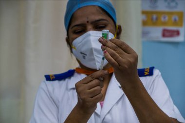 Mumbai, Maharashtra, Hindistan - 20 Ocak 2021: Rajawadi Hastanesi 'ndeki Serum Enstitüsü (SII) tarafından üretilen COVID-19 Covishield aşısı bir acil sağlık çalışanına verildi