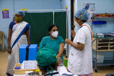 Mumbai, Maharashtra, Hindistan - 20 Ocak 2021: Rajawadi Hastanesi 'ndeki Serum Enstitüsü (SII) tarafından üretilen COVID-19 Covishield aşısı bir acil sağlık çalışanına verildi