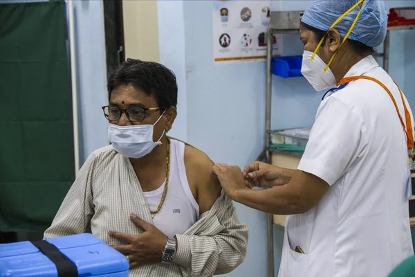 Mumbai, Maharashtra, Hindistan - 20 Ocak 2021: Rajawadi Hastanesi 'ndeki Serum Enstitüsü (SII) tarafından üretilen COVID-19 Covishield aşısı bir acil sağlık çalışanına verildi