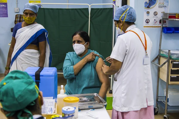 Mumbai Maharashtra Indien Januari 2021 Akutsjukvårdspersonal Vaccineras Med Covid Covishield Royaltyfria Stockbilder