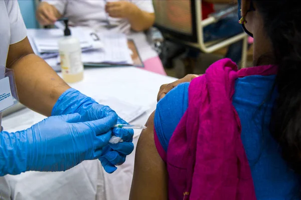 Mumbai Maharashtra Indien Januari 2021 Akutsjukvårdspersonal Vaccineras Med Covid Covishield Royaltyfria Stockfoton