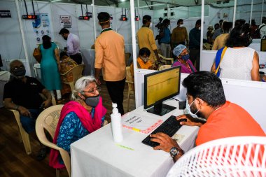 Mumbai, Maharashtra, Hindistan - 1 Mart 2021: COVID-19 aşısı için adını yazdıran yaşlı bir kadın. 