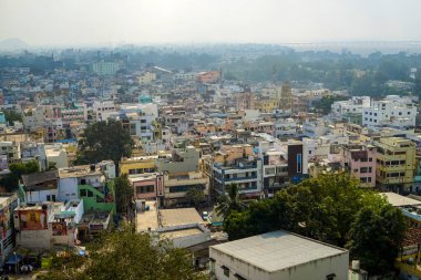 Vijaywada, Andhra Pradesh, Hindistan - 11 Ocak 2013: Indrakeeladri tepesinden Vijaywada şehrinin havadan görünüşü.