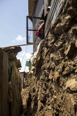 Mumbai, Maharashtra, Hindistan - 24 Mayıs 2009: Ghatkopar, Asalpha 'daki gecekondu mahallesinin dışında oturan bir kadın. 