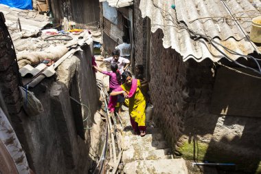 Mumbai, Maharashtra, Hindistan - 24 Mayıs 2009: Kenar mahallelerde yaşayanlar Ghatkopar 'daki Asalpha gecekondularından içme suyu taşıyorlar. 