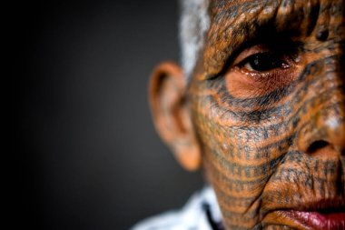 Chhattisgarh, Hindistan / 26 Ekim 2019: Ramnami mezhebinin bir üyesi, tapınağa girişleri reddedildikten sonra Hindistan 'daki kast sistemine karşı çıkmak için vücutlarına 