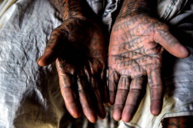 Chhattisgarh, Hindistan / 26 Ekim 2019: Ramnami mezhebinin bir üyesi, tapınağa girişleri reddedildikten sonra Hindistan 'daki kast sistemine karşı çıkmak için vücutlarına 