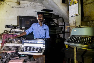 Raipur, Chhattisgarh, Hindistan / 25 Ekim 2019: Bir daktilo teknisyeni atölyesinde poz veriyor.