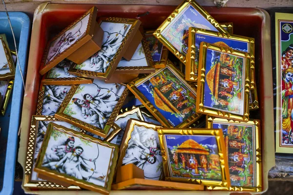 Bhadrachalam, Telangana, Hindistan - 10 Ocak 2013: Lord Rama 'nın resimleri tapınağın dışında satılıyor.