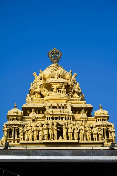 Bhadrachalam, Telangana, Hindistan - 10 Ocak 2013: Bir tapınağın tapınağındaki Sheesh Naag üzerinde dinlenen Lord Vishnu 'nun heykeli (anıtsal giriş kulesi).