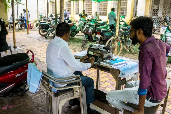 Raipur, Chhattisgarh, Hindistan / 25 Ekim 2019: Yasal belge yazmak için klasik daktilo kullanan bir daktilocu. 