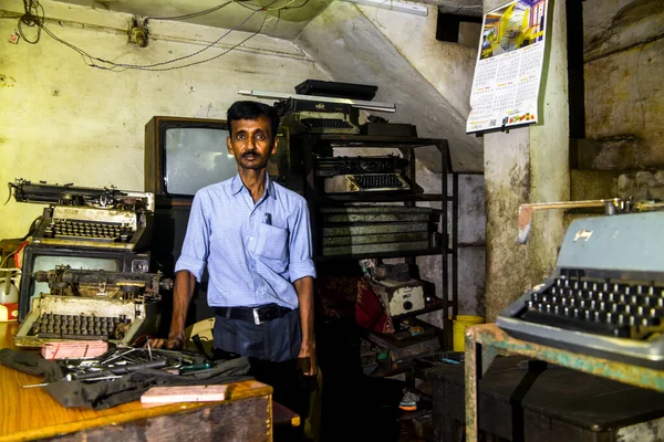 Raipur, Chhattisgarh, Hindistan / 25 Ekim 2019: Bir daktilo teknisyeni atölyesinde poz veriyor.