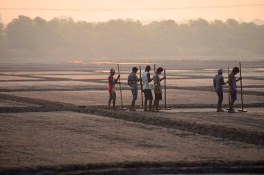 Mumbai, Hindistan / 26 Kasım 2017: Wadala 'da çalışan göçmen işçiler
