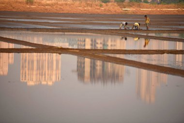 Mumbai, Hindistan / 26 Kasım 2017: Wadala 'da çalışan göçmen işçiler