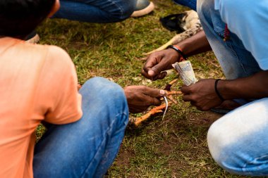 Bastar bölgesi, Chhattisgarh, Hindistan / 29 Eylül 2017: Köylüler, Jagdalpur yakınlarındaki Bastar ilçesi, Chhattisgarh, Indi yakınlarındaki Lohandiguda köyünde horoz dövüşü sırasında horoz bacağına keskin bir kinfe yerleştirdiler.