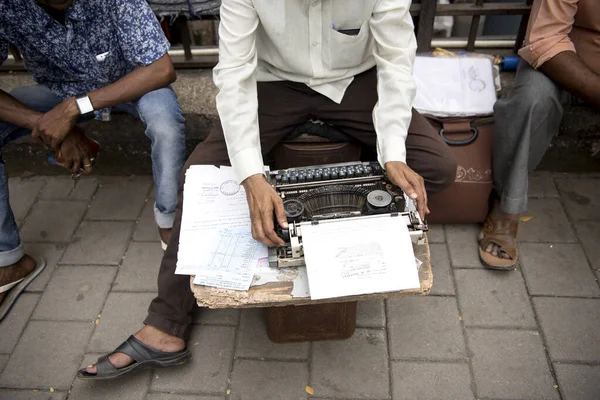 Mumbai Índia Outubro 2018 Digitador Usando Máquina Escrever Vintage Para — Fotografia de Stock