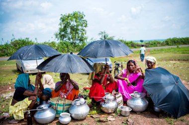 Bastar ilçesi, Chhattisgarh, Hindistan / 30 Eylül 2017: Kadınlar Jagdalpur yakınlarındaki Karanji köyünde Handia veya pirinç birası satıyor, Bastar ilçesi, İndi