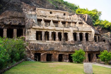 Undavalli, Vijayawada, Andhra Pradesh, Hindistan - 8 Kasım 2017: Undavalli Mağaraları, Hint kaya kesim mimarisinin tek örneği. 