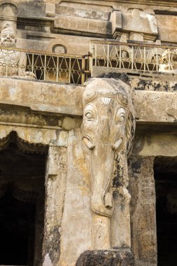 Undavalli, Vijayawada, Andhra Pradesh, Hindistan - 8 Kasım 2017: Undavalli Mağaraları, Hint kaya kesim mimarisinin tek örneği. 