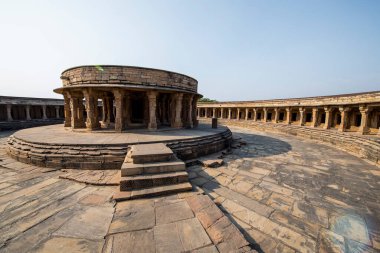 Mitawali, Madhya Pradesh, Hindistan - 26 Kasım 2019: 11. yüzyıl Chausath Yogini Tapınağı Ekattarso Mahadeva Tapınağı olarak da bilinir. Hindistan 'ın parlemento binasının bu tapınağa benzediği söyleniyor.. 