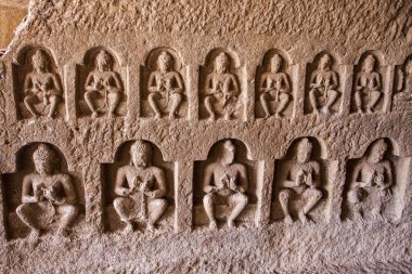 Mumbai, Maharashtra, Hindistan / 24 Mayıs 2014: Kanheri Mağaralarındaki Lord Buddha heykelleri. Kanheri Mağaraları, İ.Ö. 1. yüzyıldan 10. yüzyıla kadar uzanan bir grup Budist mağara ve kaya kesimi anıttır..
