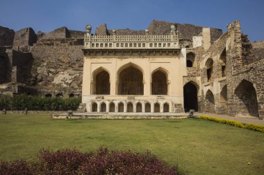 Hyderabad, Telangana, Hindistan - 8 Şubat 2008: Golconda Kalesi kompleksi içindeki Taramati camii.