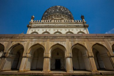 Hyderabad, Telangana, Hindistan - 8 Şubat 2008: İbrahim Bagh 'ta Hayat Bakshi Begum' un mezarı. 