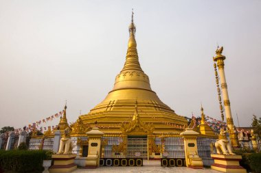 Kushinagar, Uttar Pradesh, Hindistan - 20 Mart 2013: Mahasukhamdada Chin Thargyi Pagoda, Burma Pagoda (Samridhi Chaitya Stupa). 
