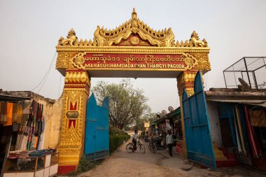 Kushinagar, Uttar Pradesh, Hindistan - 20 Mart 2013: Mahasukhamdada Chin Thargyi Pagoda, Burma Pagoda (Samridhi Chaitya Stupa). 