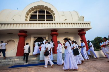 Kushinagar, Uttar Pradesh, Hindistan - 20 Mart 2013: Dindarlar Budist tapınağı Parinirvana Stupa 'ya ulaşır.. 
