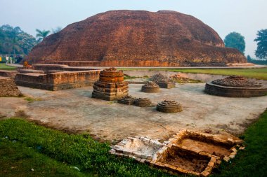 Kushinagar, Uttar Pradesh, Hindistan - 21 Mart 2013: Ramabhar Stupa, Lord Buddha 'nın yakıldığı yer. Bu Stupa, Mukut-Bandhan Chaitya olarak adlandırılmıştır.