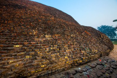 Kushinagar, Uttar Pradesh, Hindistan - 21 Mart 2013: Ramabhar Stupa, Lord Buddha 'nın yakıldığı yer. Bu Stupa, Mukut-Bandhan Chaitya olarak adlandırılmıştır.