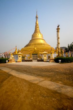Kushinagar, Uttar Pradesh, Hindistan - 20 Mart 2013: Mahasukhamdada Chin Thargyi Pagoda, Burma Pagoda (Samridhi Chaitya Stupa). 