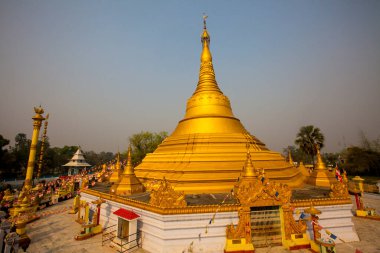Kushinagar, Uttar Pradesh, Hindistan - 20 Mart 2013: Mahasukhamdada Chin Thargyi Pagoda, Burma Pagoda (Samridhi Chaitya Stupa). 