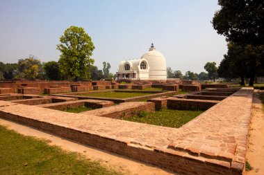 Kushinagar, Uttar Pradesh, Hindistan - 20 Mart 2013: Parinirvana Stupa Budizm 'in kurucusu Gautama Buddha' nın ölüm yeri olduğu söylenen bir Budist tapınağıdır..