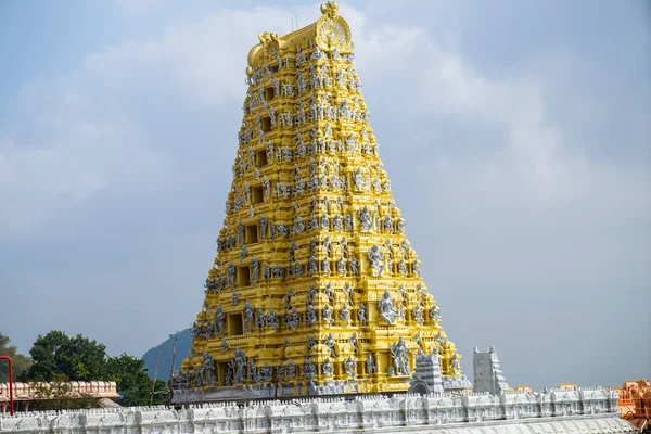 Vijaywada, Andhra Pradesh, Hindistan - 11 Ocak 2013: Indrakeeladri tepesindeki Kanaka Durga tapınağı olarak bilinen Sri Durga Malleswara Swamyvarla Devasthanam 'ın görüntüsü.
